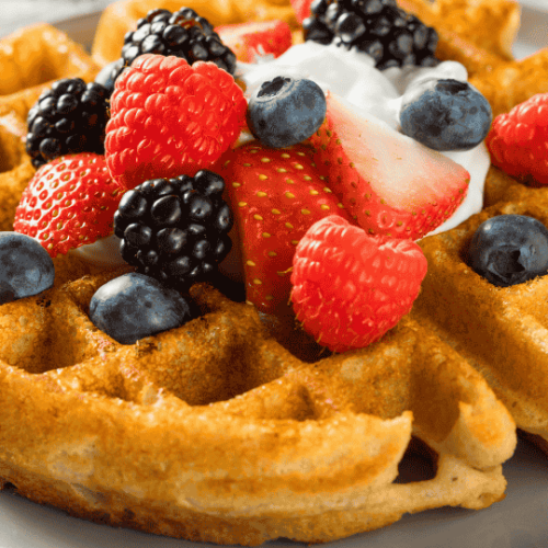 Rezept für High Protein Waffeln mit Obst-Topping