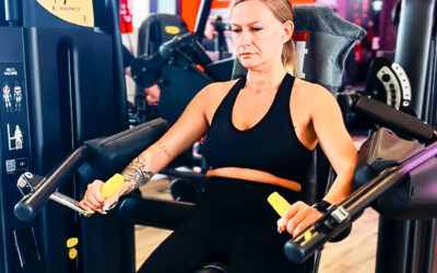 Trainingsübung Seitheben an der Maschine