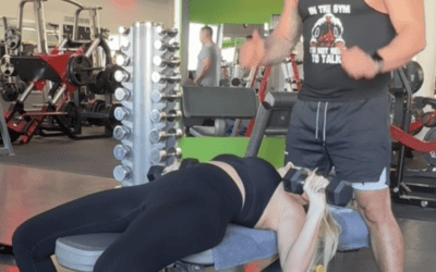 Trainingsübung Bankdrücken mit Kurzhanteln