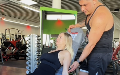 Trainingsübung Bizepscurls auf der Hantelbank