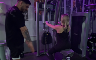 Trainingsübung Reverse Flys Maschine