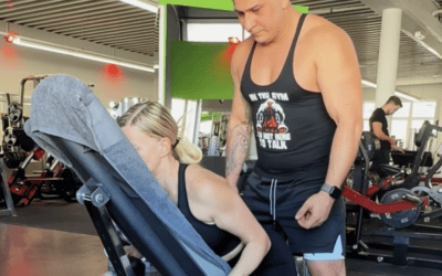 Trainingsübung Rudern auf der Hantelbank