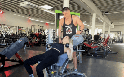 Trainingsübung Schräg-Bankdrücken mit Kurzhanteln