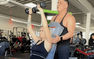 Trainingsübung Schulterdrücken auf der Hantelbank