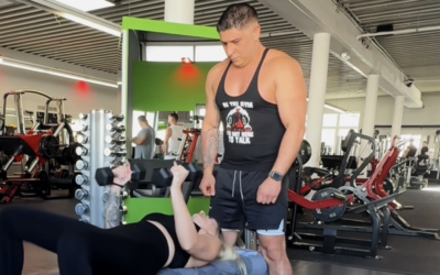 Trainingsübung Trizepsdrücken auf der Hantelbank