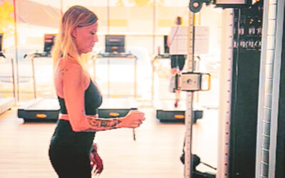 Trainingsübung Trizeps Pushdown Einarmig am Kabelzug