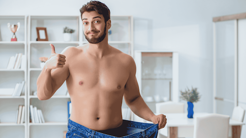 Wie abnehmen und Muskeln aufbauen Mann fragt wie kann man abnehmen und Muskeln aufbauen und zeigt zu große Hose.